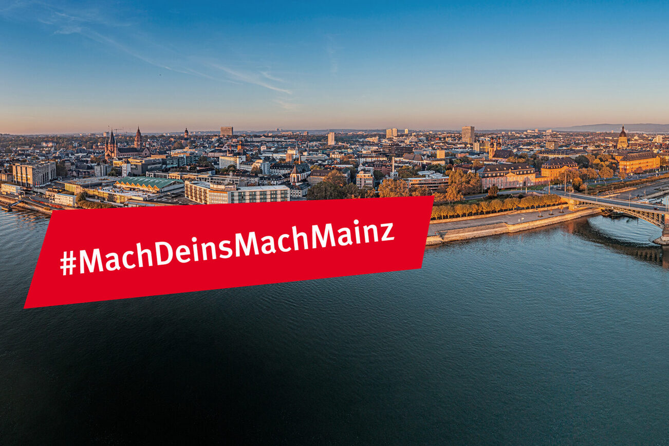 Blick auf Mainz aus der Luft, im Vordergrund der Rhein, rechts die Theodor-Heuss-Brücke