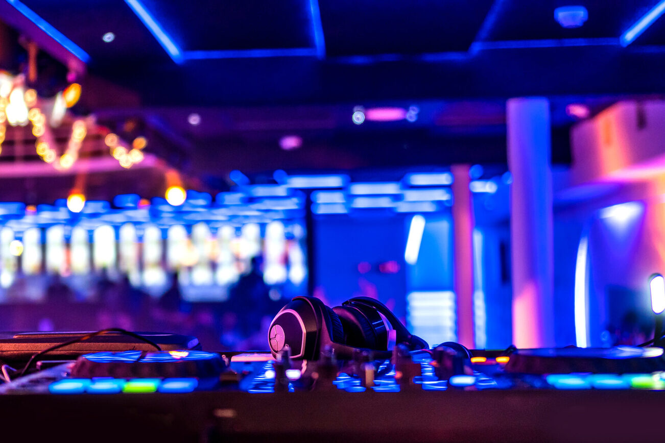 Köpfhörer auf einem DJ-Pult im Nachtclub