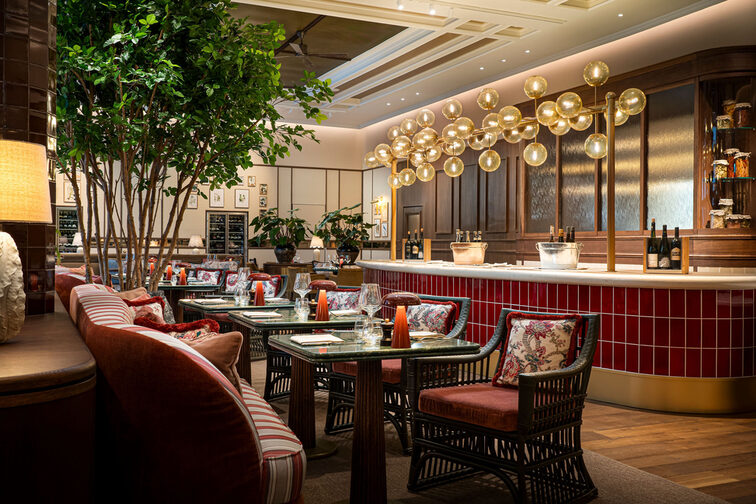 منظر للبار والطاولات في مطعم برونفيلز