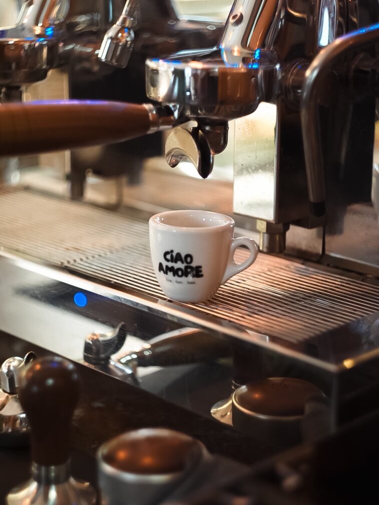 فنجان قهوة إسبريسو على ماكينة قهوة نقالة