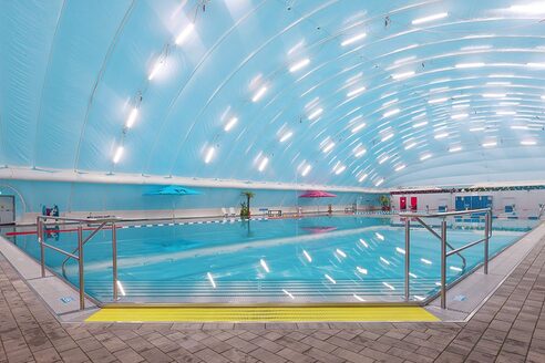 Widok wnętrza krytego basenu w Mombach