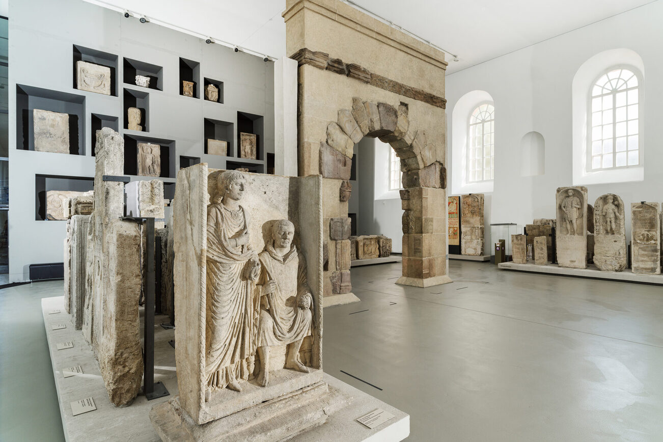 Innenraum des Landesmuseum mir Steinskulpturen