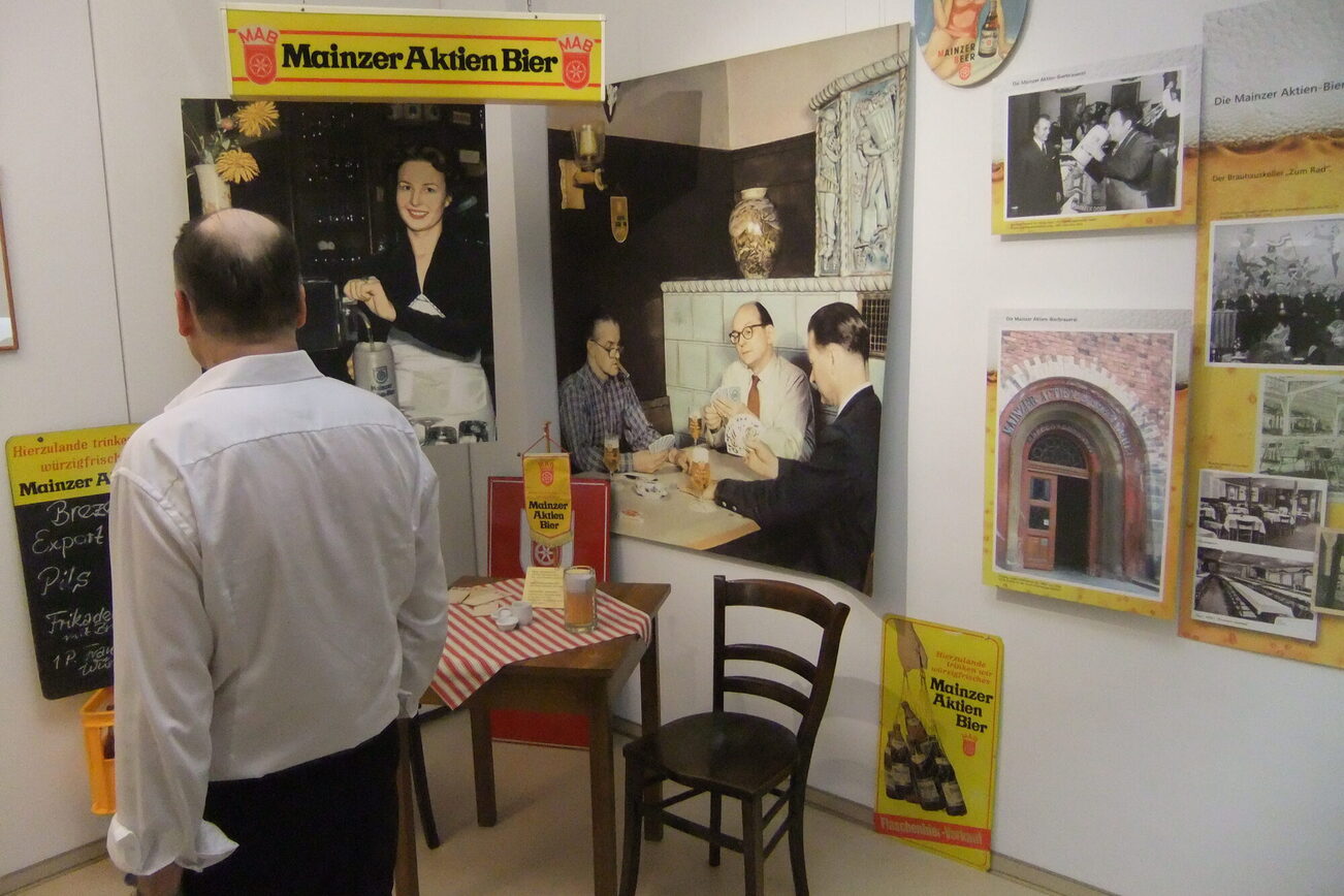 Impressionen aus der Ausstellung Frisch vom Fass zum Mainzer Aktienbier