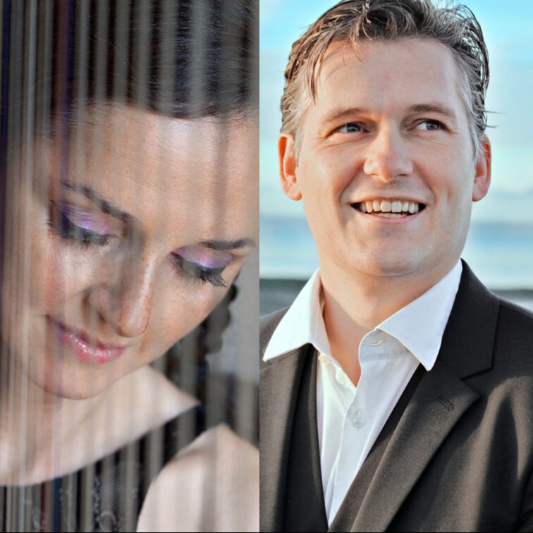 Ein Mann am Klavier spricht mit dem kleinen Geist.