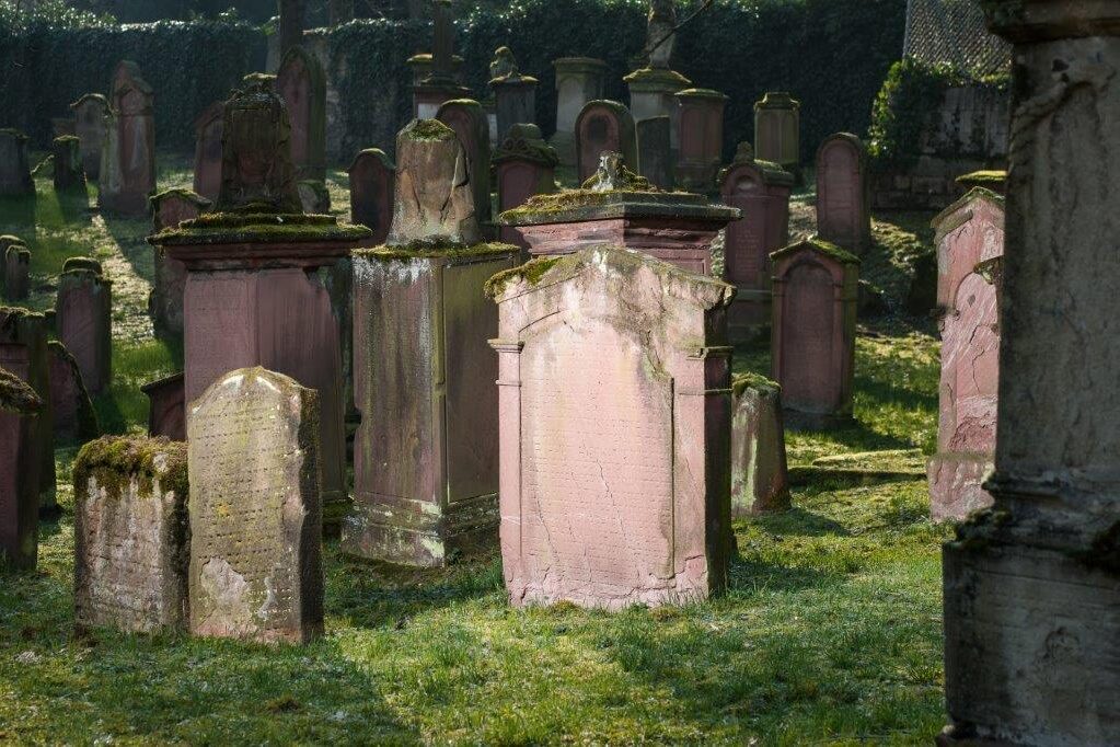 Jüdische Grabsteine des mittelalterlichen Magenzas (Foto: Carsten Costard)