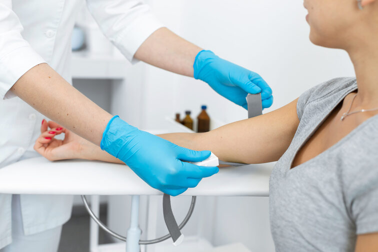 Забір крові під час здачі крові