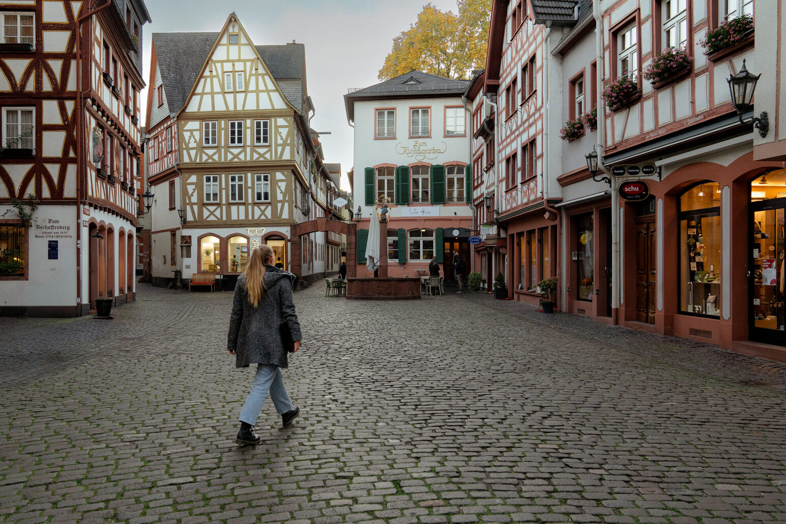 Перехожий у старому центрі Майнца, оточеному фахверковими будинками