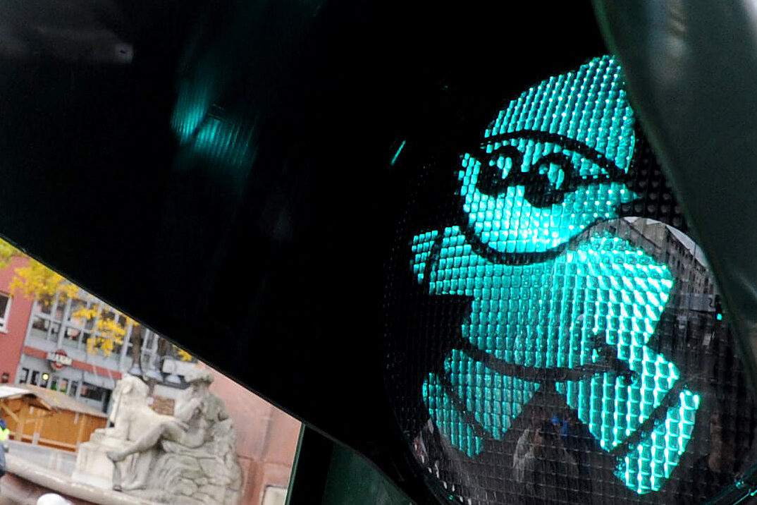 Зелений світиться Mainzelmännchen Det на світлофорі