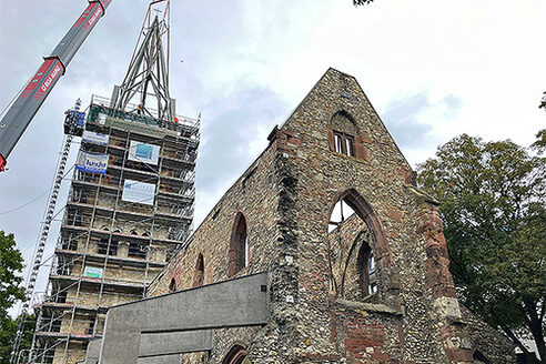 La reconstruction de la pointe de la tour est mise en place
