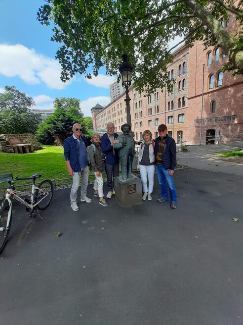 Greeter e ospiti davanti alla rivista delle provviste