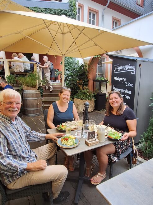 Salutatore e ospiti a pranzo