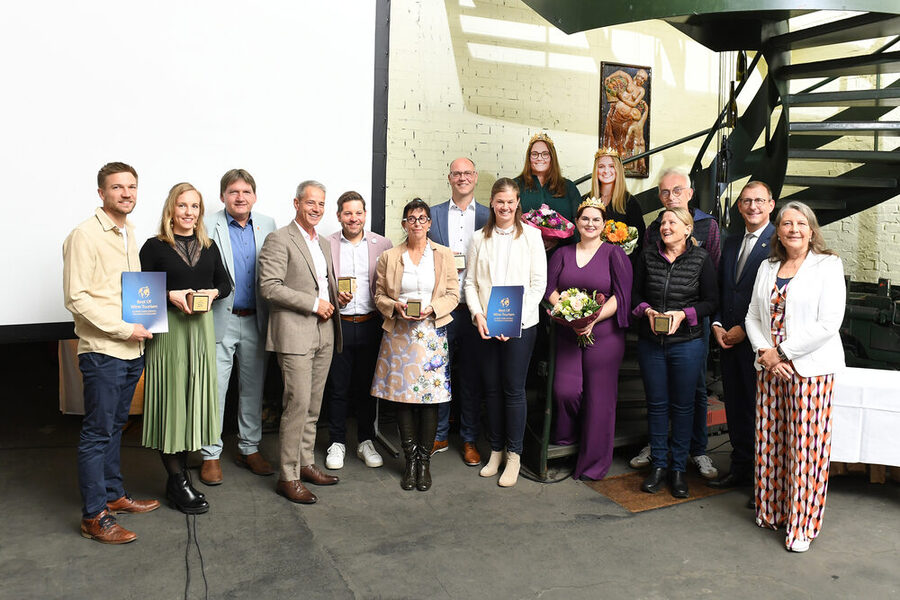 I vincitori del premio 2026 con i loro premi e certificati