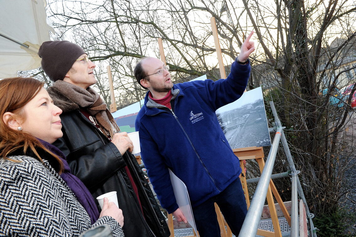 Співробітник пояснює відвідувачам плани археологічного центру