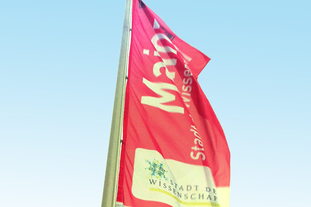 Червоний прапор з написом "Майнц - місто науки 2011"