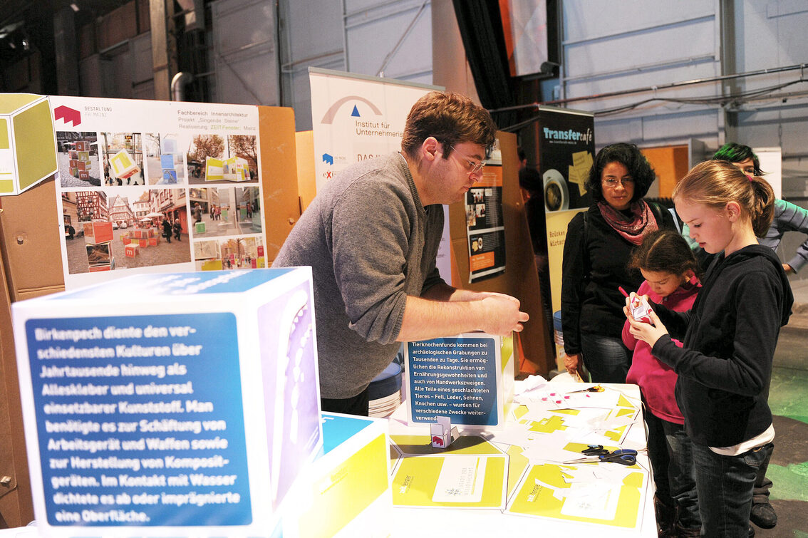 Відвідувачі біля інформаційного стенду проекту zeit.fenster