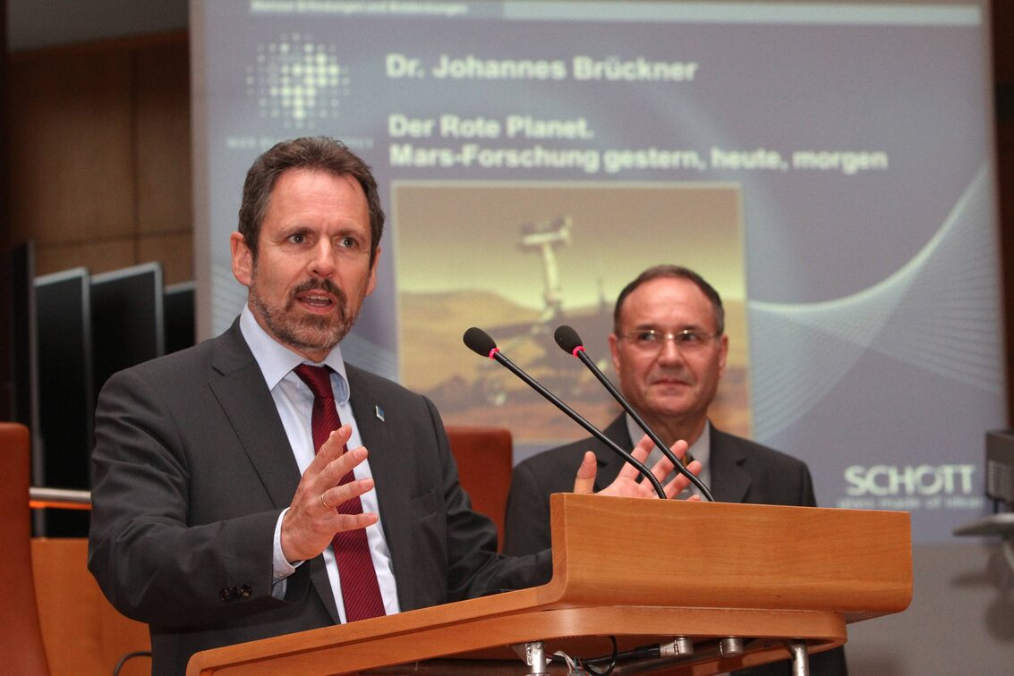 Професор Йоганнес Бюркнер читає лекцію про Марс.