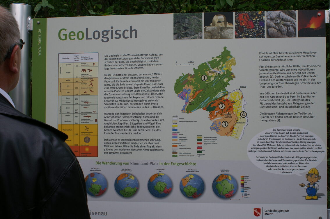 Меморіальна дошка на новій геологічній стежці в Майнц-Вайзенау