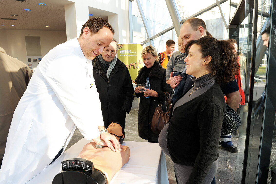 Демонстрація реанімації на манекені