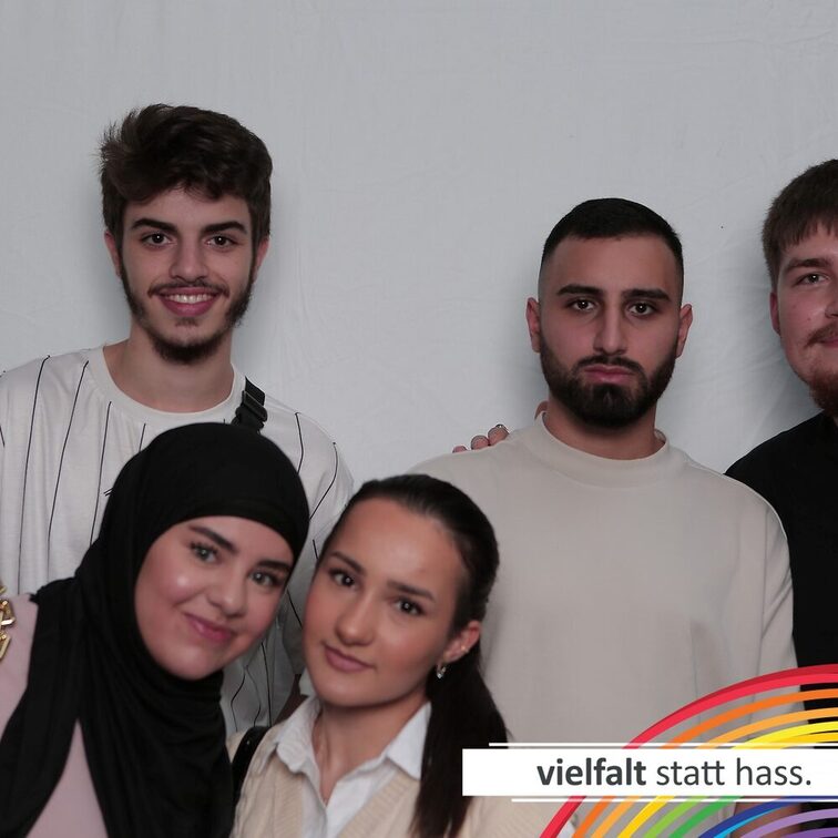 İnsanlar yüzlerini nefret yerine çeşitlilikten yana gösteriyor.