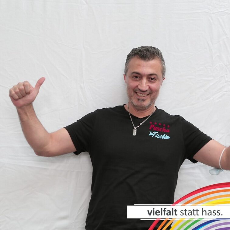 İnsanlar yüzlerini nefret yerine çeşitlilikten yana gösteriyor.