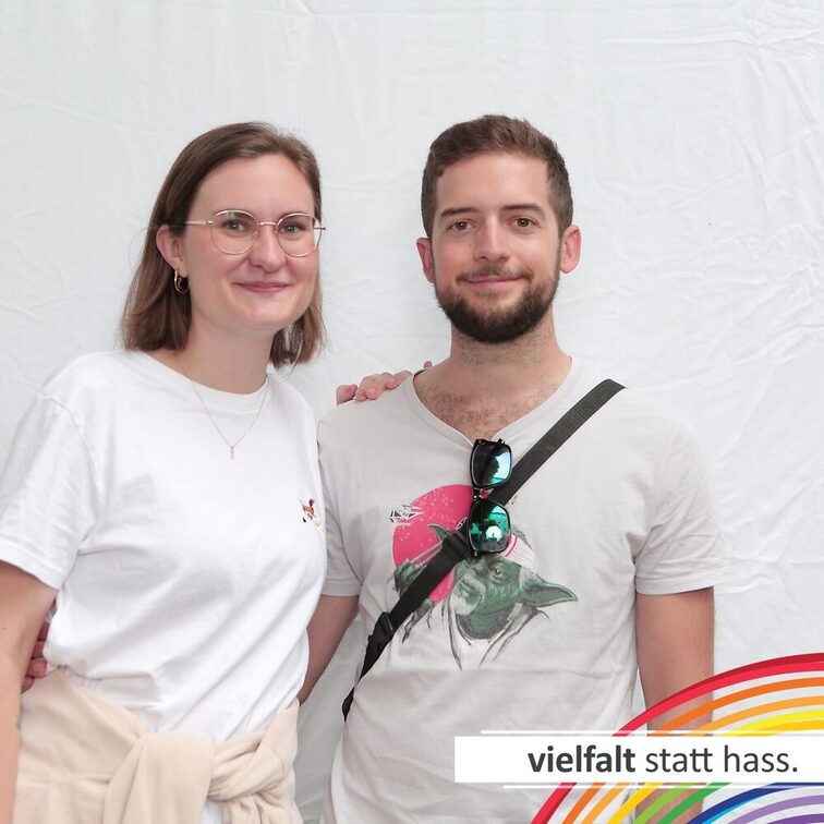 İnsanlar yüzlerini nefret yerine çeşitlilikten yana gösteriyor.