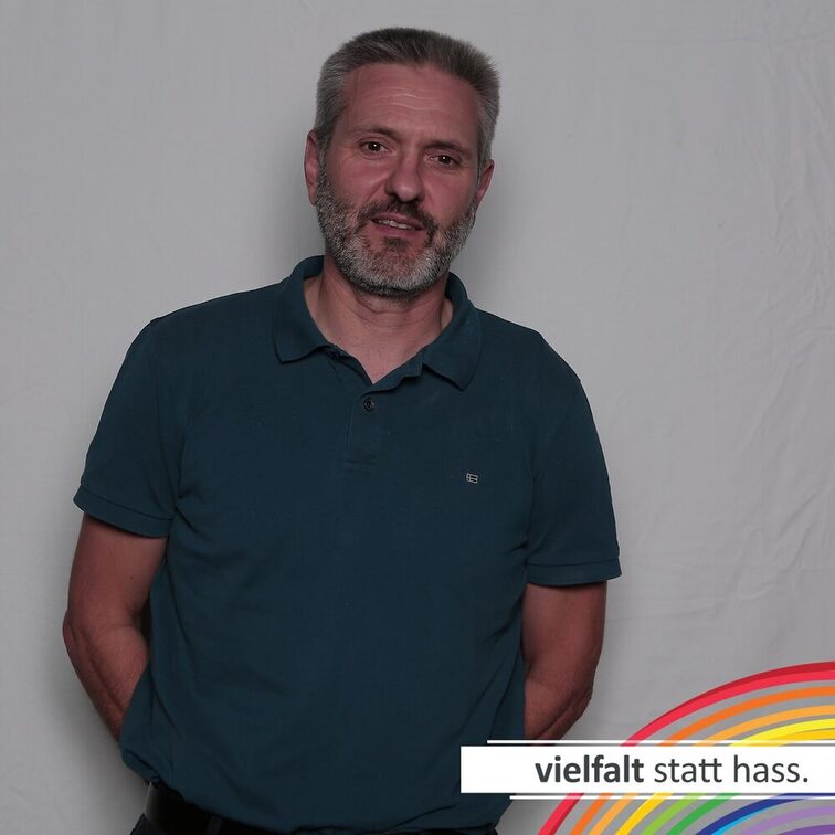 İnsanlar yüzlerini nefret yerine çeşitlilikten yana gösteriyor.