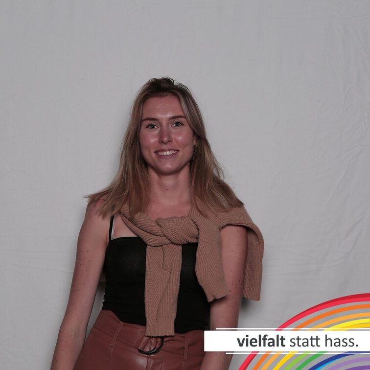 İnsanlar yüzlerini nefret yerine çeşitlilikten yana gösteriyor.