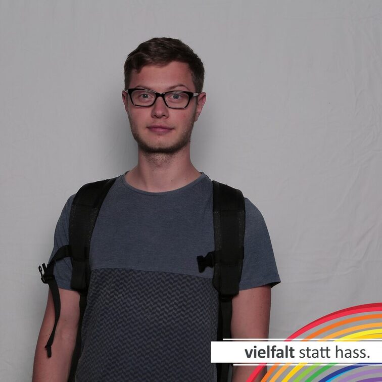 İnsanlar yüzlerini nefret yerine çeşitlilikten yana gösteriyor.