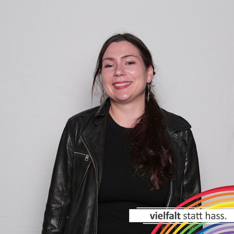 İnsanlar yüzlerini nefret yerine çeşitlilikten yana gösteriyor.