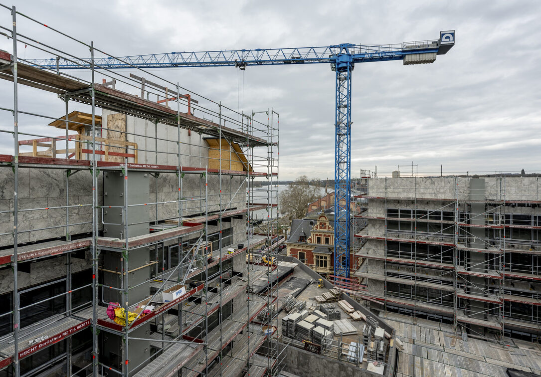 Belediye binasının dış cephesinde iskele ve vinç