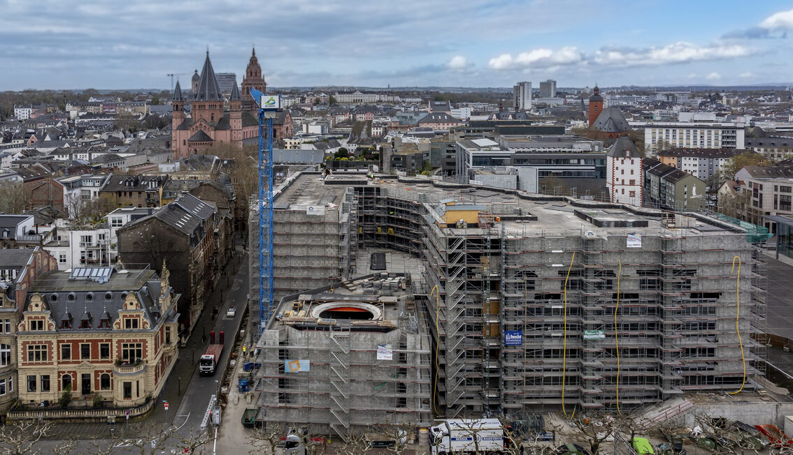 Arka planda katedral ile belediye binasının drone ile çekimi