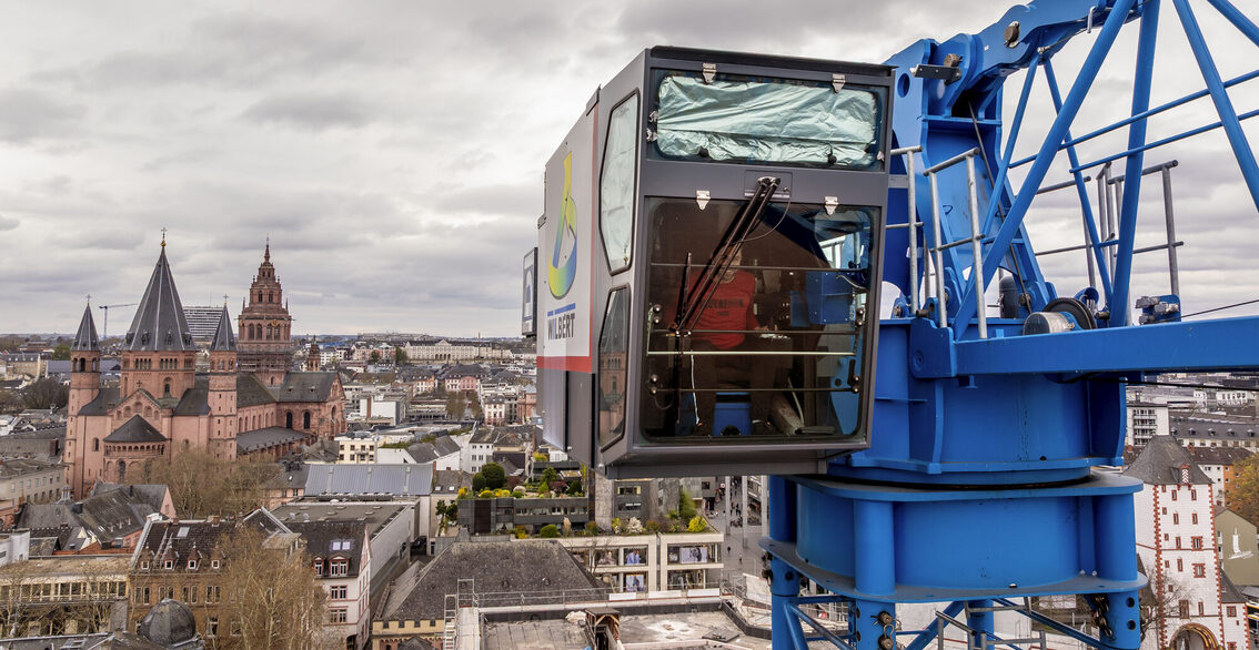 Vinç operatörü etkileyici bir yükseklikte