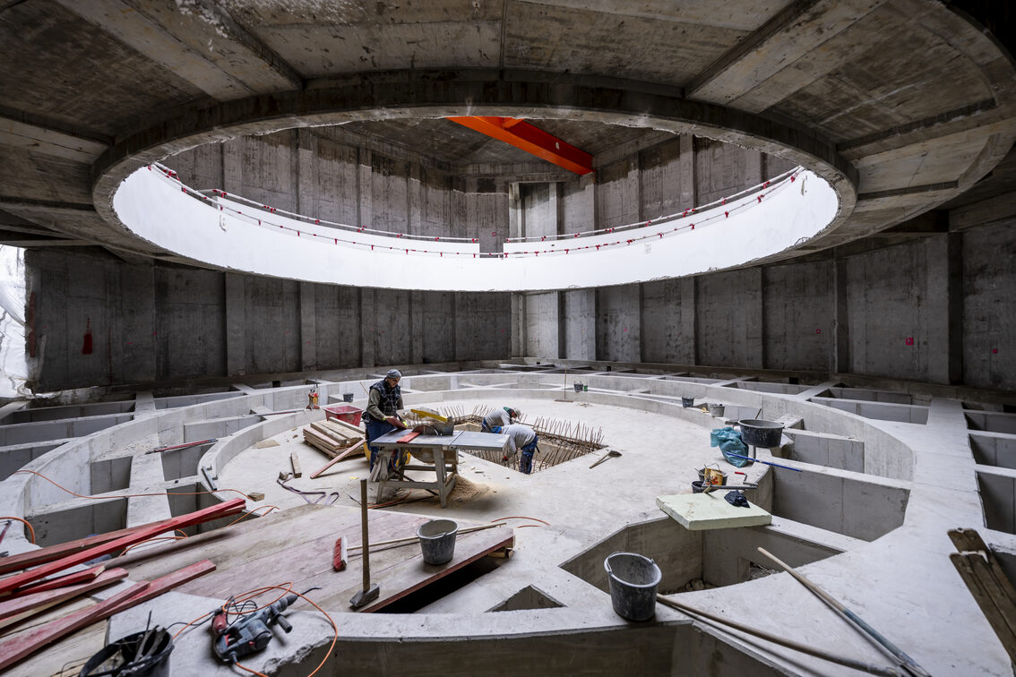 Konsey odasının yeni zemini son kabuk tamamlama aşamasında