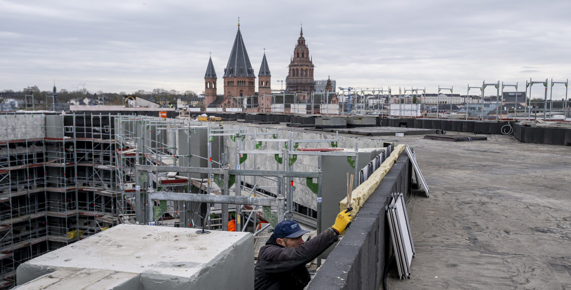 Yalıtım yeni cephenin arkasına monte edilir