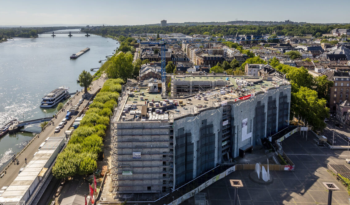 Dışarıdan belediye binası, solda Ren Nehri