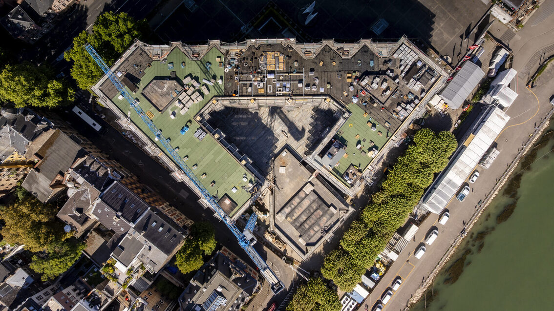 Belediye binasının havadan çekilmiş fotoğrafı, yukarıdan diyagonal görünüm