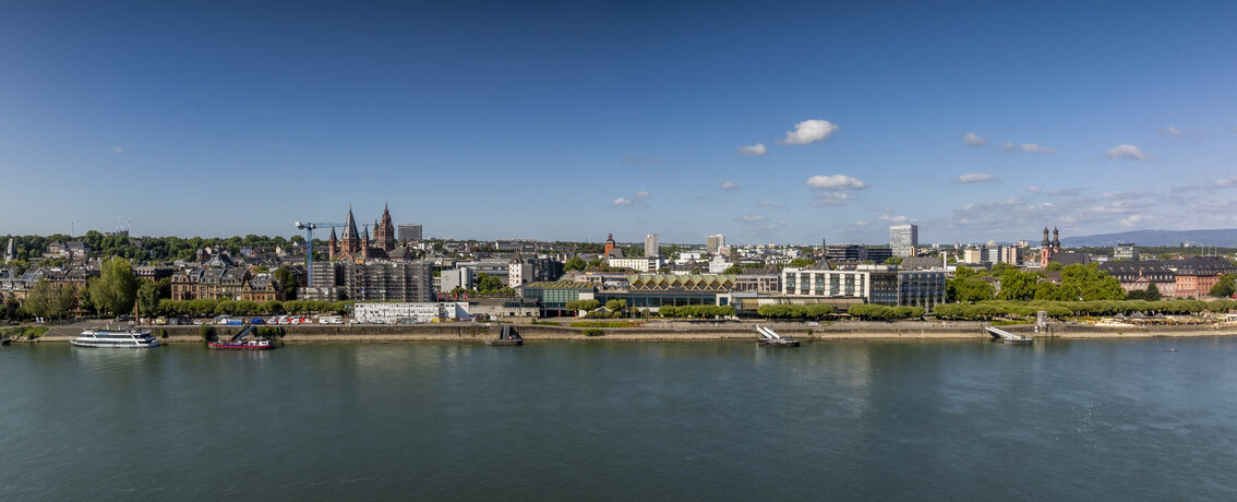 Mainz'daki Ren Nehri kıyılarının panoramik görünümü