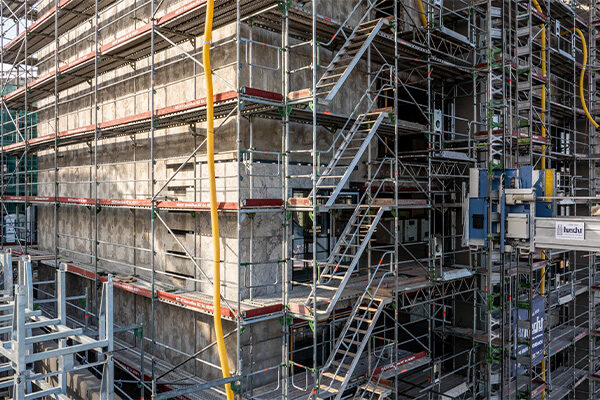 İskeleli dış panelleri olmayan belediye binası