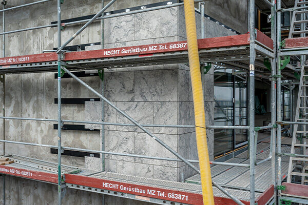 İskeleli belediye binası cephesi