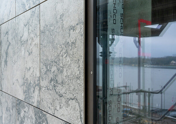 Dış panelleri ve pencereleri ile belediye binası cephesi