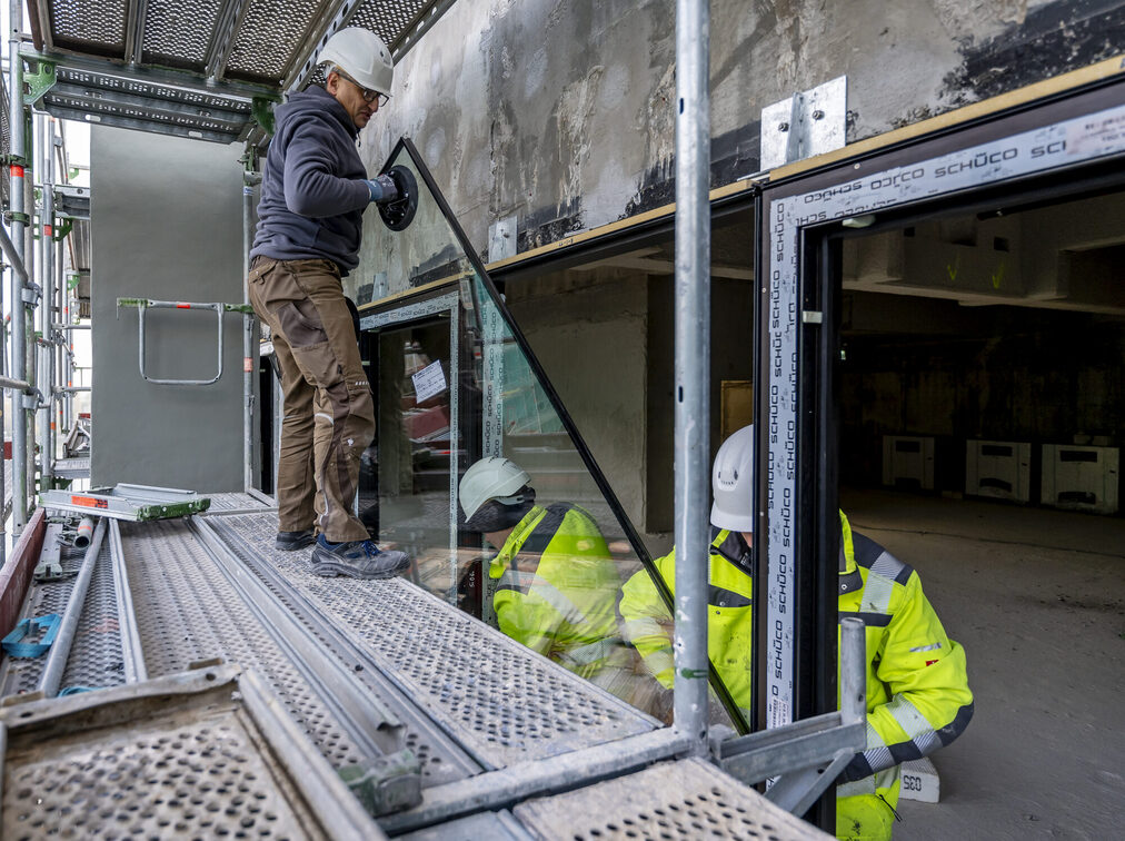 İnşaat işçileri içeride ve dışarıda çalışır.