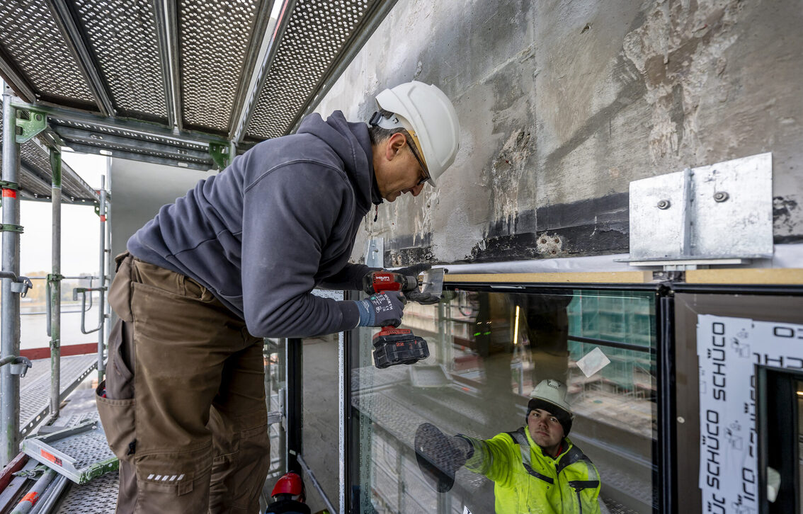 İnşaat işçileri içeride ve dışarıda çalışır.