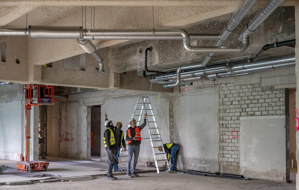 Belediye binası şantiyesinde dört inşaat işçisi