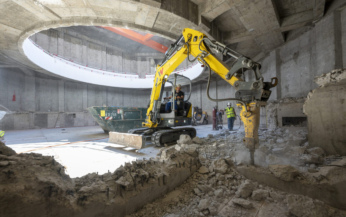 Konsey odasındaki ekskavatör.