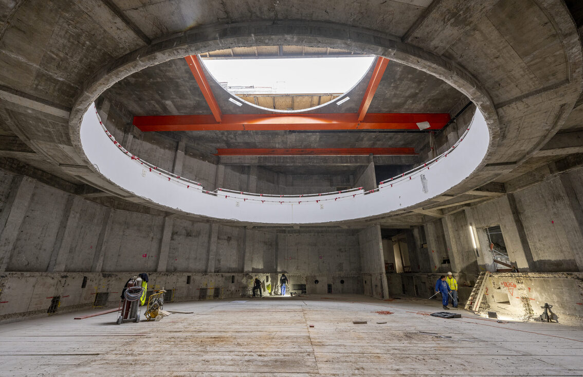 Konsey odası, tavanı delik deşik.