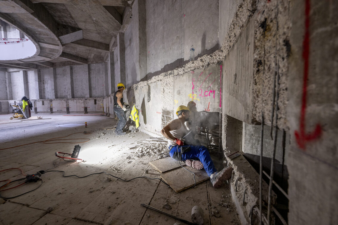 İnşaat işçileri belediye binasında çalışıyor.