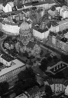 On y voit la Christuskirche vue du ciel en 1963.