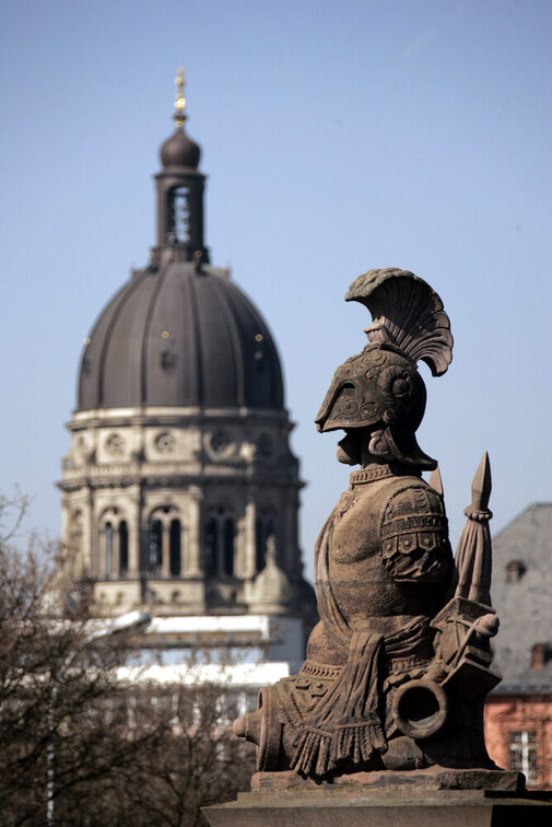 Statue et église du Christ en arrière-plan