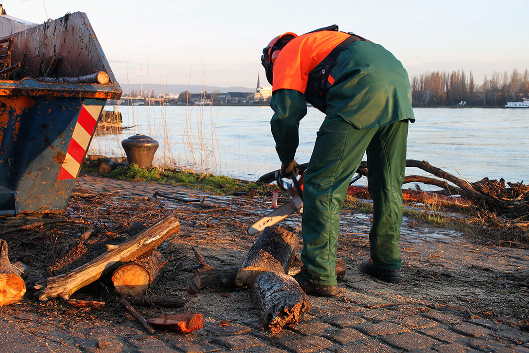 Lavori di pulizia dopo un'alluvione del Reno