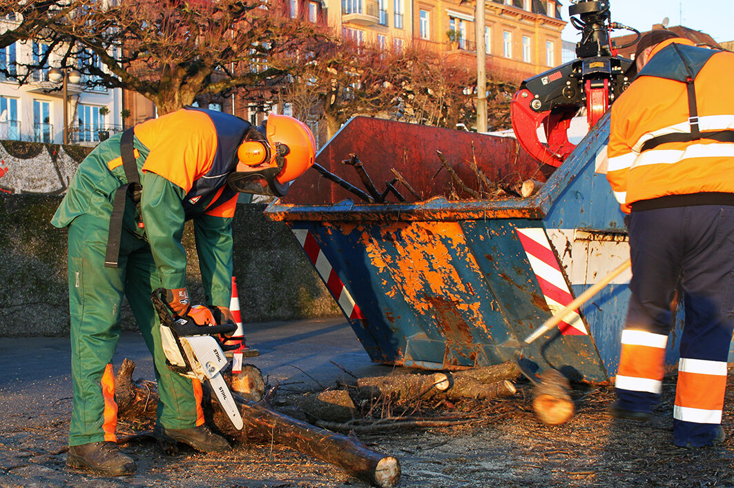 Lavori di pulizia dopo un'alluvione del Reno